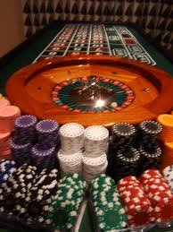Meja Caribbean Stud Poker dealer langsung di agen 77 menampilkan kartu pemain dan dealer dengan jelas